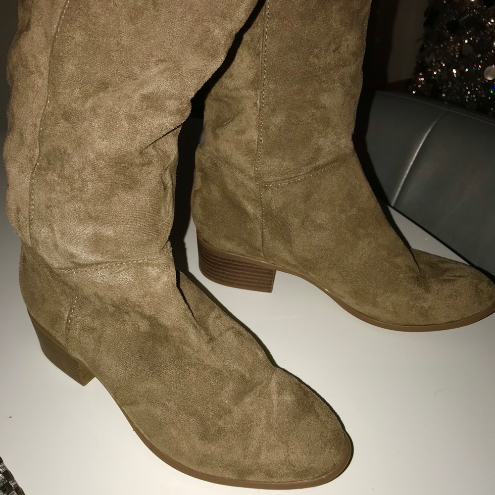 Boots - Picture 3 of 4